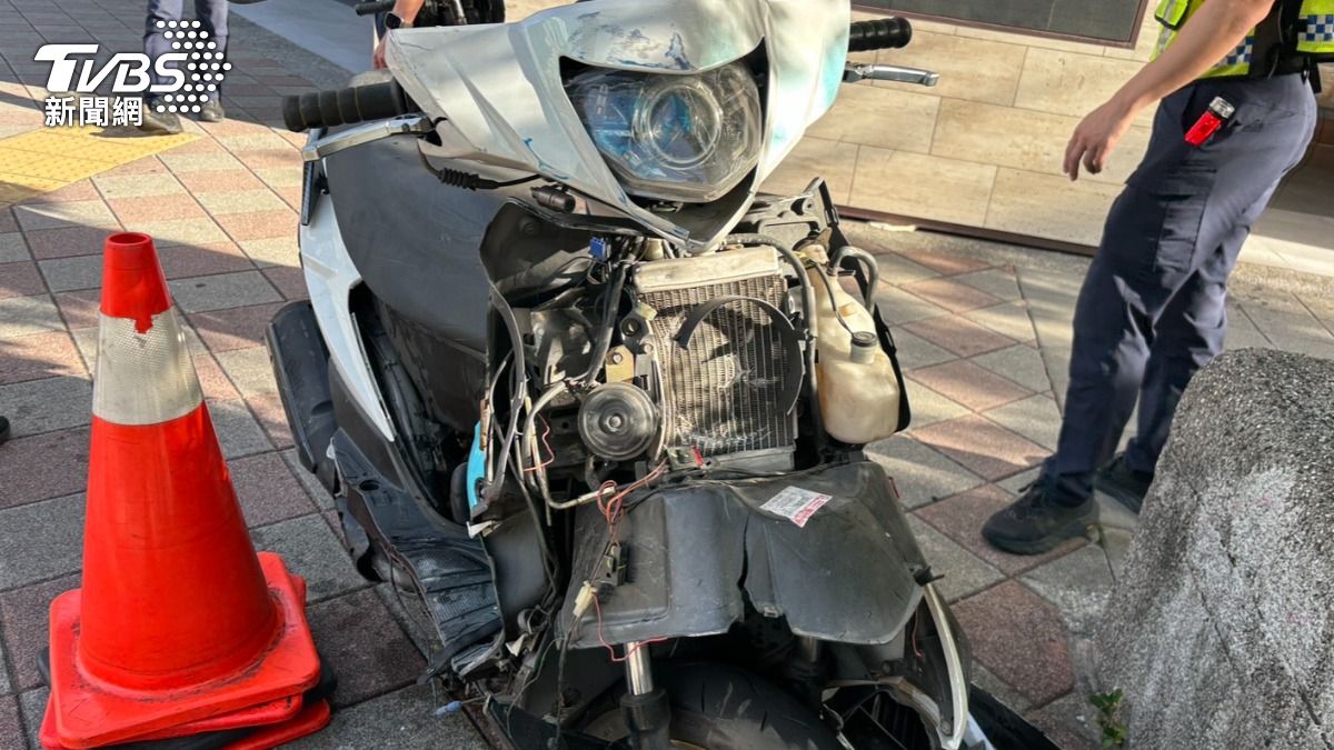 騎士車輛嚴重毀損。(圖/TVBS)