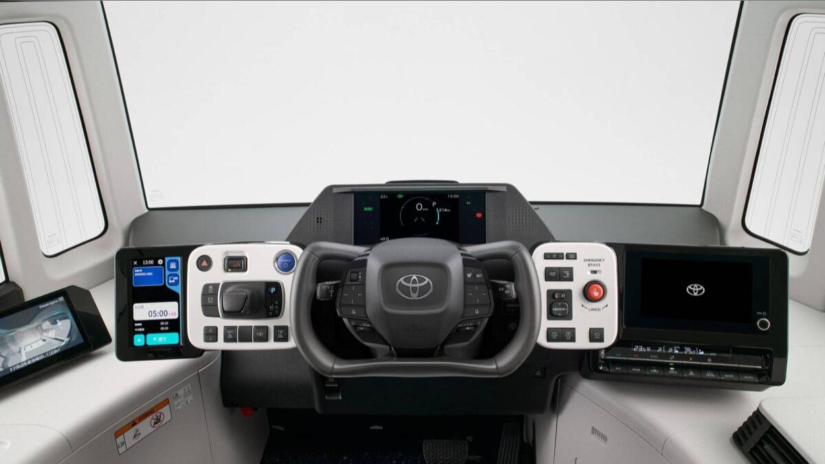 Toyota e-Palette依舊具備方向盤與儀表,並一共可乘坐包含駕駛共17位人員。(圖/Toyota提供)