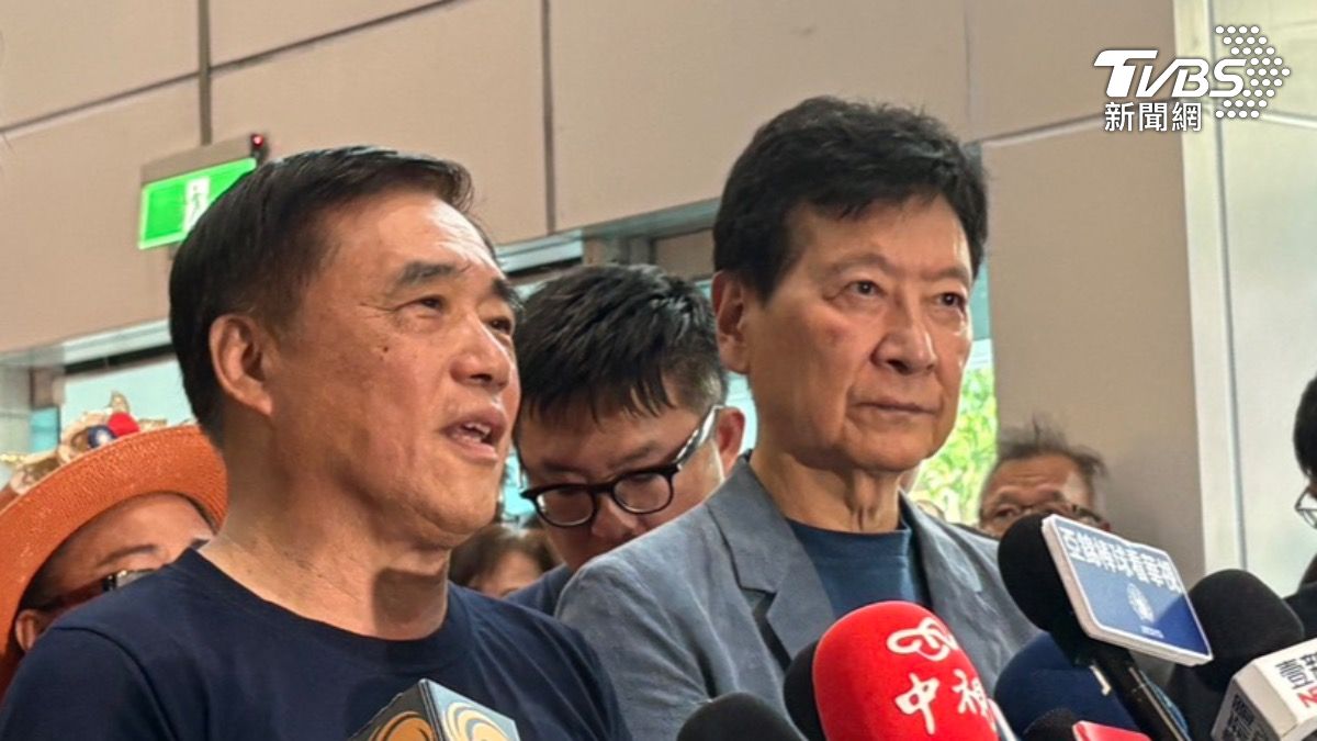 資深媒體人趙少康陪前台北市長郝龍斌領表參選黨主席。(圖/黃韋銓攝)