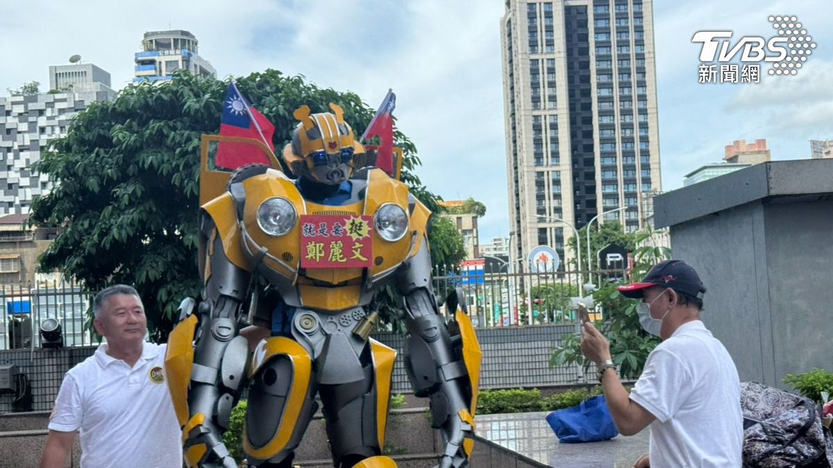 鄭麗文加油團包含由真人穿上的無敵鐵金剛。(圖/陳怡潔攝)