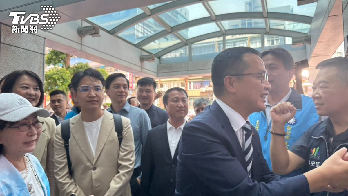 羅智強(右二)帶著藍委來登記選黨主席。(圖/陳怡潔攝)