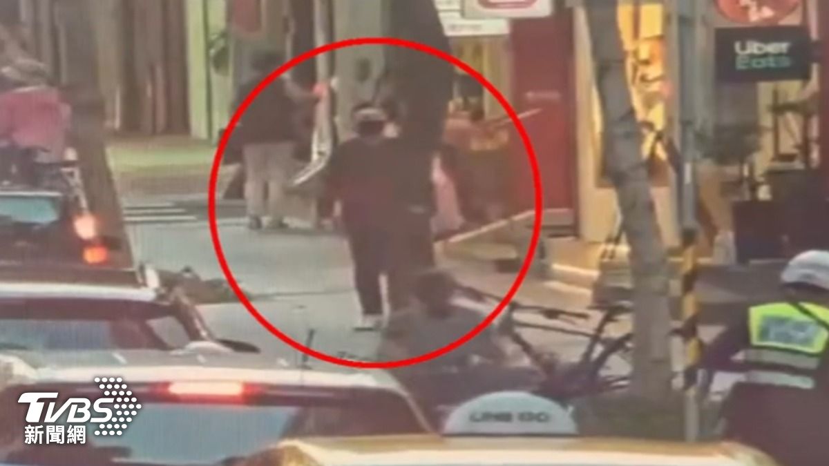 馬來西亞籍車手,到了面交地點,遭到埋伏警,當場逮捕。(圖/TVBS)