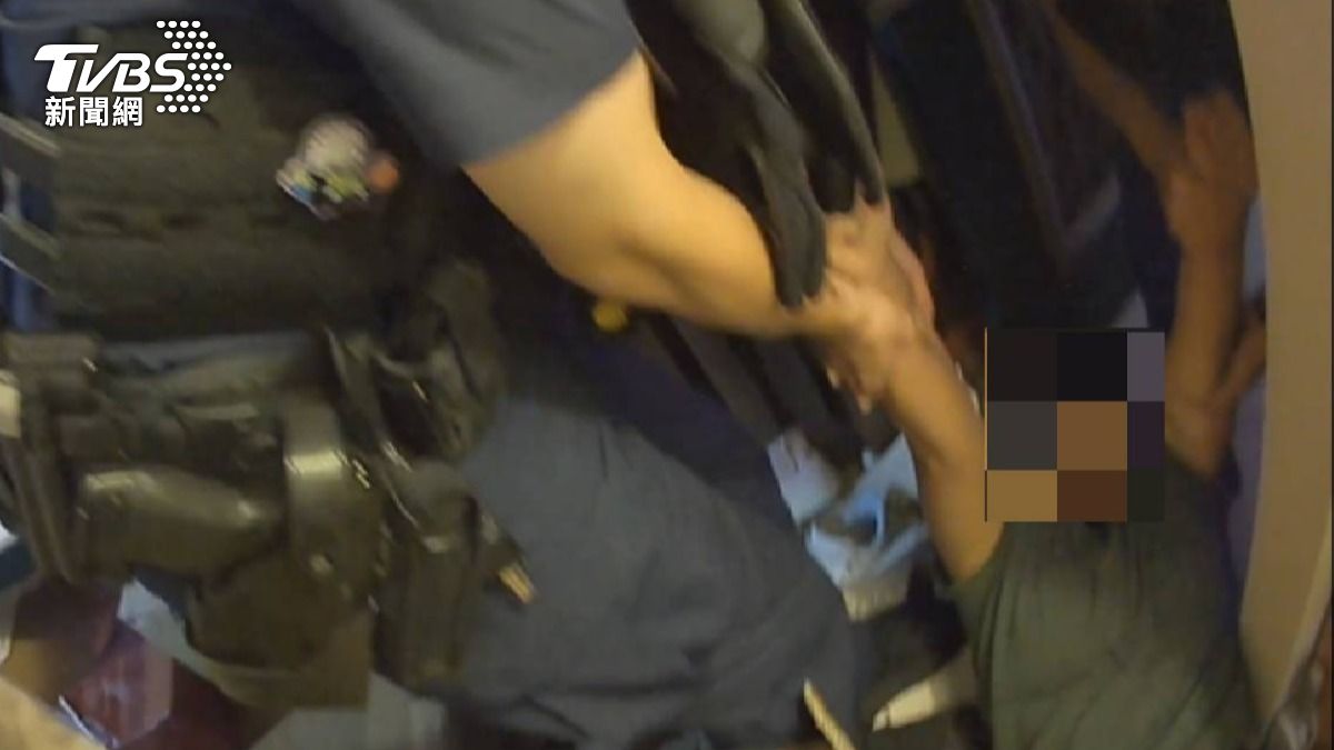警方察覺情況不對後,立刻進入房間內,只見楊女不明原因倒在浴室,且已經失去意識。(圖/TVBS)