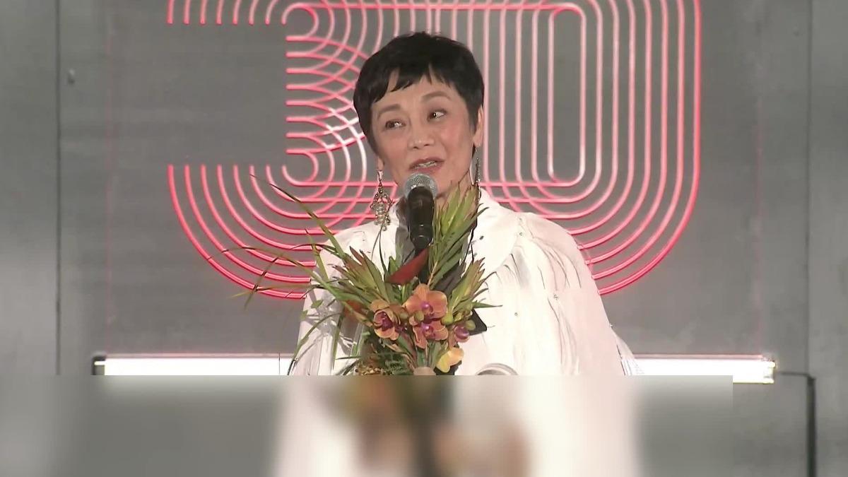 影后張艾嘉獲頒釜山影展「山茶花獎」。（圖／翻攝釜山影展YouTube）