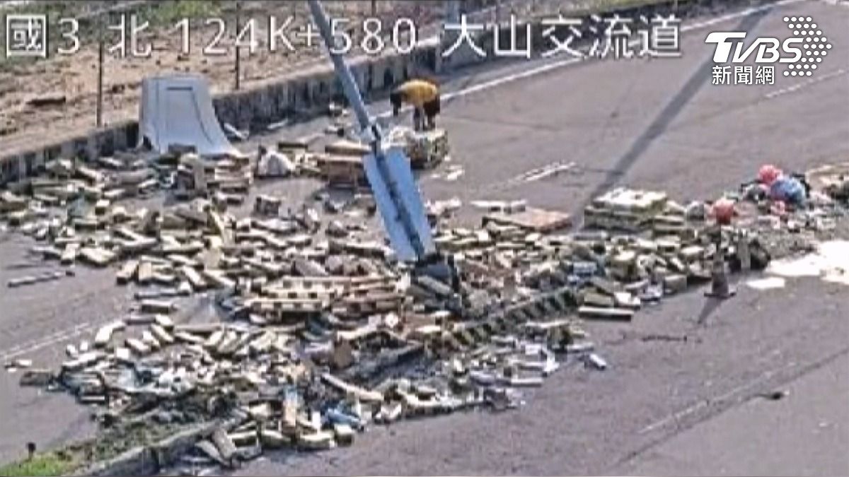  60歲駕駛匝道翻車　焊條散落一地「仍堅持自行清理」暖舉感動。(圖／TVBS)