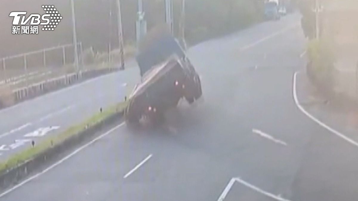  60歲駕駛匝道翻車　焊條散落一地「仍堅持自行清理」暖舉感動。(圖／TVBS)