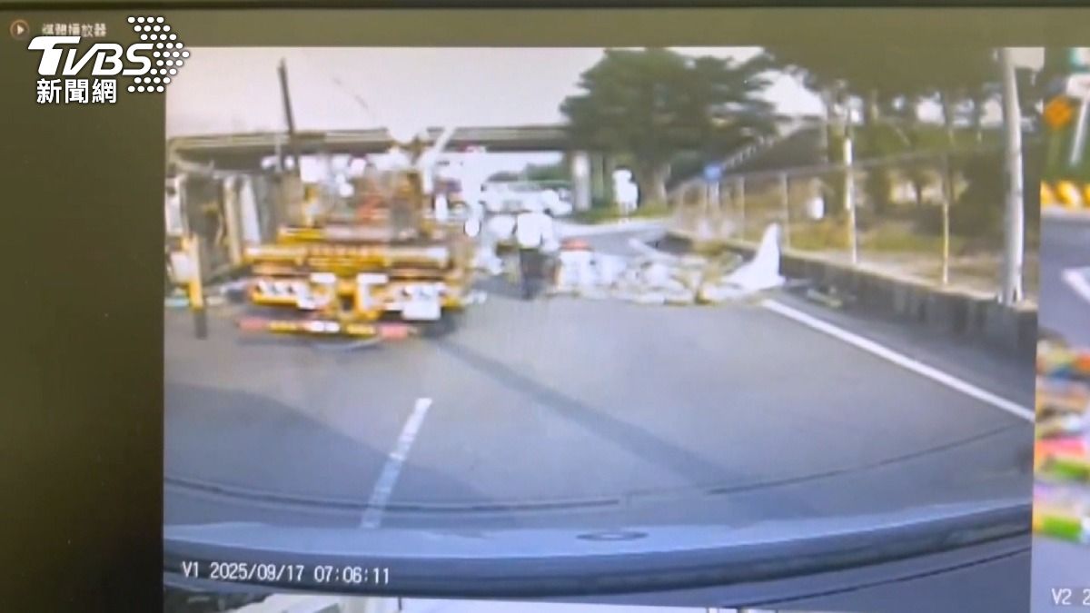 60歲駕駛翻車　焊條散落仍堅持收拾。(圖／TVBS)