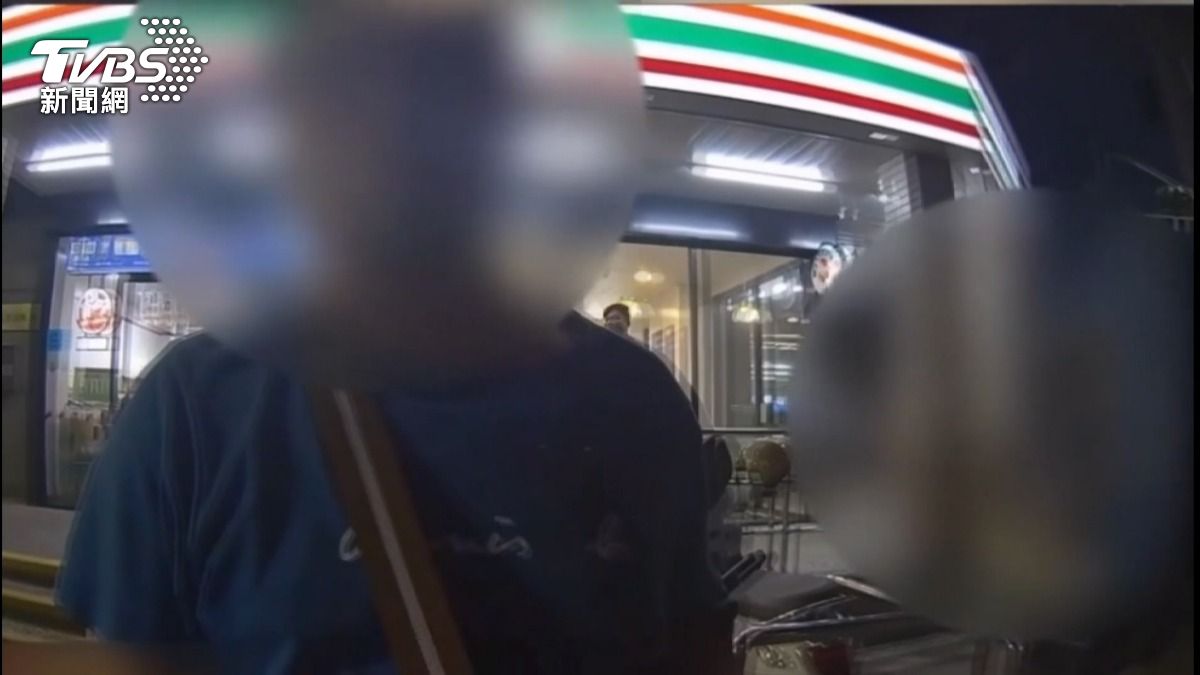 下跪求饒也沒用!46歲男超商偷拍被抓包 哽咽「已刪掉了」遭法辦。(圖/TVBS)