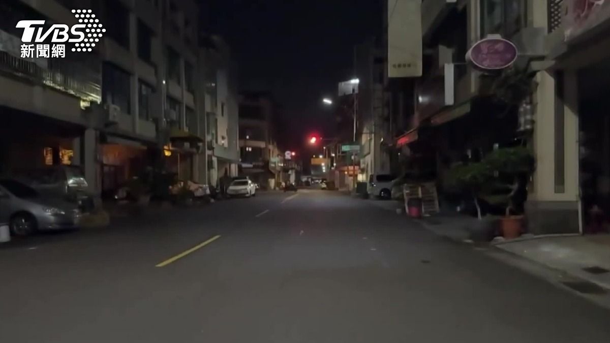 高雄小港17日晚間也有多戶停電,台電搶修將近1小時,才全數復電。(圖/TVBS)