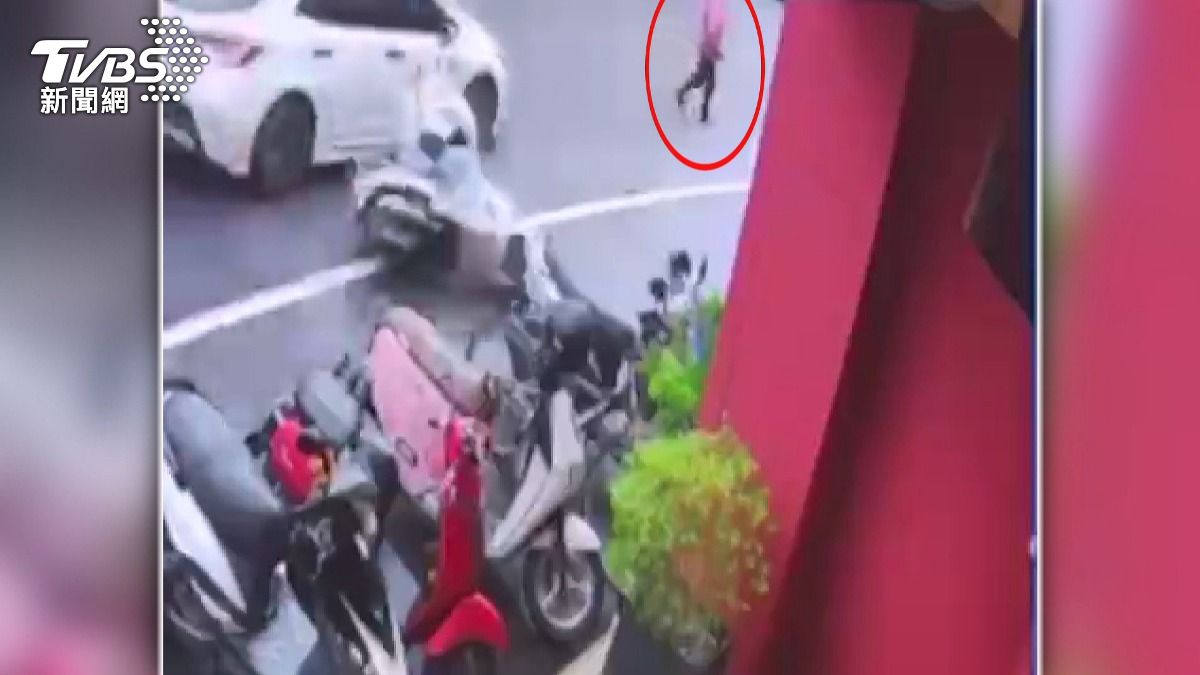 女騎士讓路阿嬤緊急煞車摔車!左手慘遭輾斷 肇事關鍵人卻消失了。(圖/TVBS)