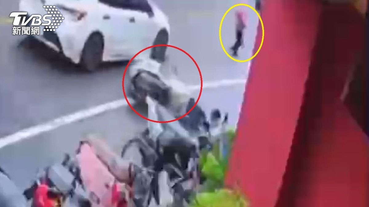 女騎士遭轎車輾過。（圖／TVBS）