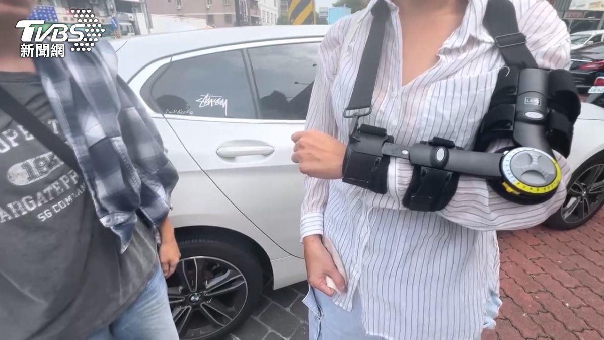 雨天避讓阿嬤 女騎摔車手臂遭輾斷。(圖/TVBS)