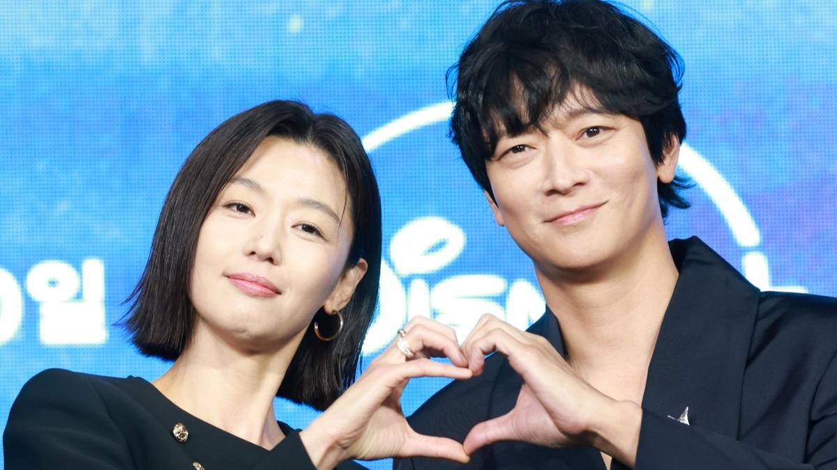 姜棟元（右）、全智賢的新劇還在播，前者卻爆出公司有問題。（圖／news1提供）