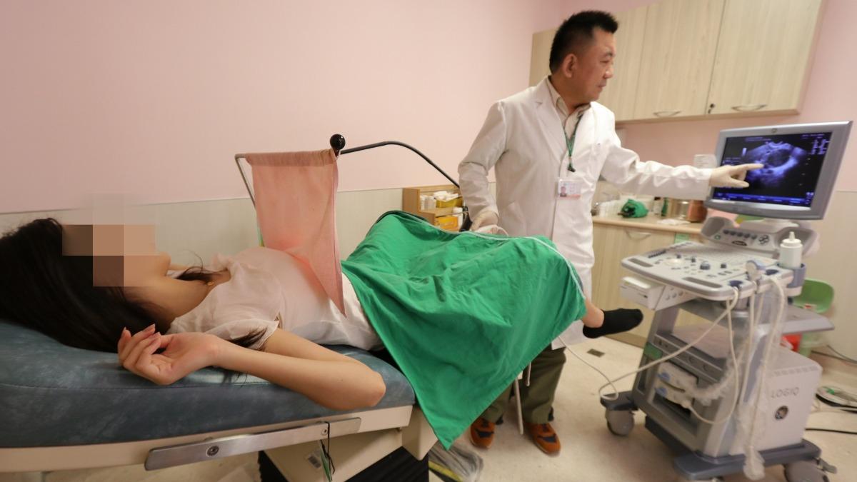 葛裕民說明，子宮內膜癌第一期患者五年存活率可達90％以上，晚期則明顯下降至20到50％。（圖／亞大附醫提供）