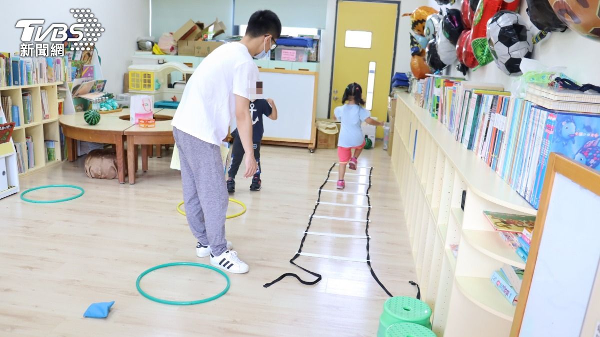 9歲女童染A流小腿持續疼痛。(圖/TVBS)