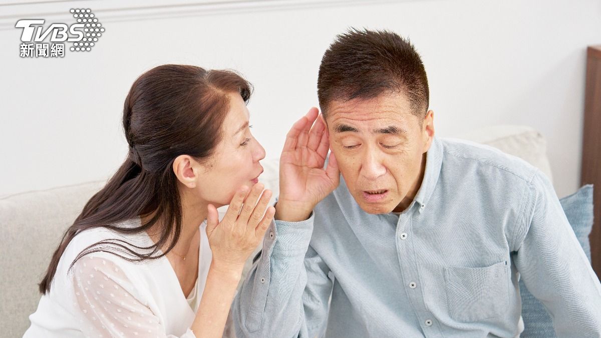 老是說「蛤」？有4徵兆聽力恐已損傷　醫：早期治療護社交