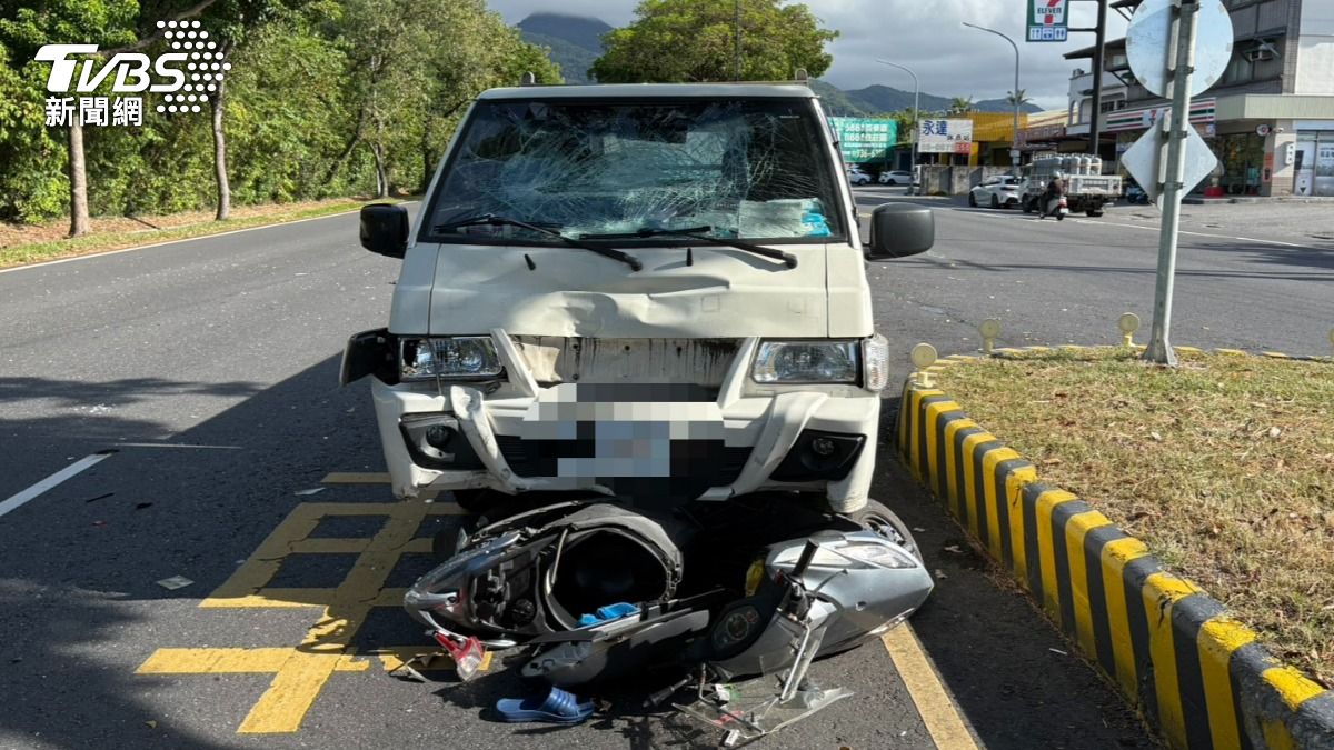 老翁騎機車切到內車道，遭後方貨車撞擊死亡。（圖／TVBS）