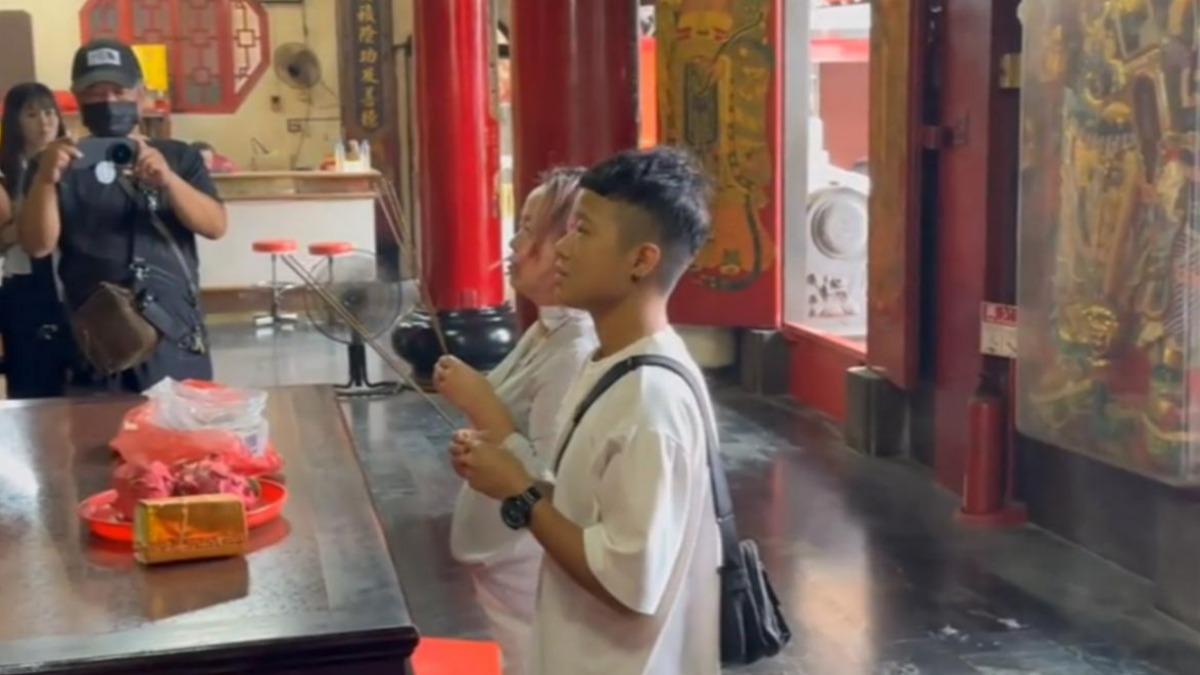 三重滅門血案一審判決結果出爐,家屬赴廟上香。(圖/TVBS)