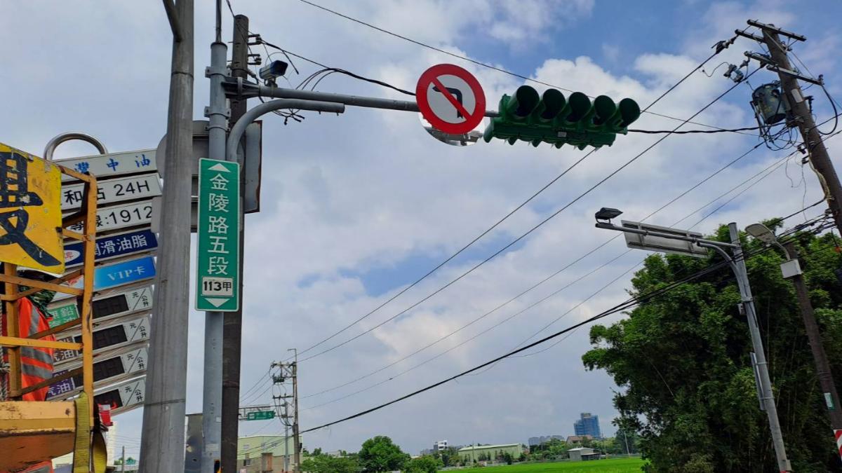 桃園市平鎮區金陵路五段雙向全日禁止左轉。(圖/翻攝自桃園市交通局)
