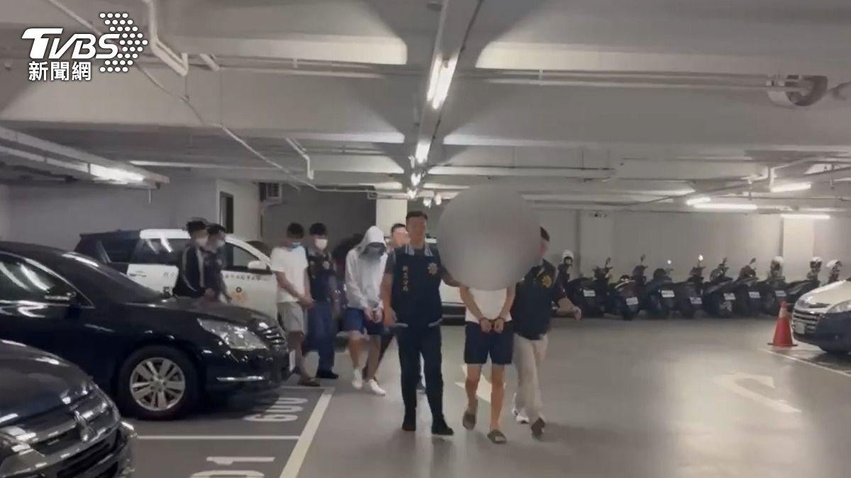 呂男被圍毆丟包在路邊，警方逮捕6名犯嫌。（圖／TVBS）