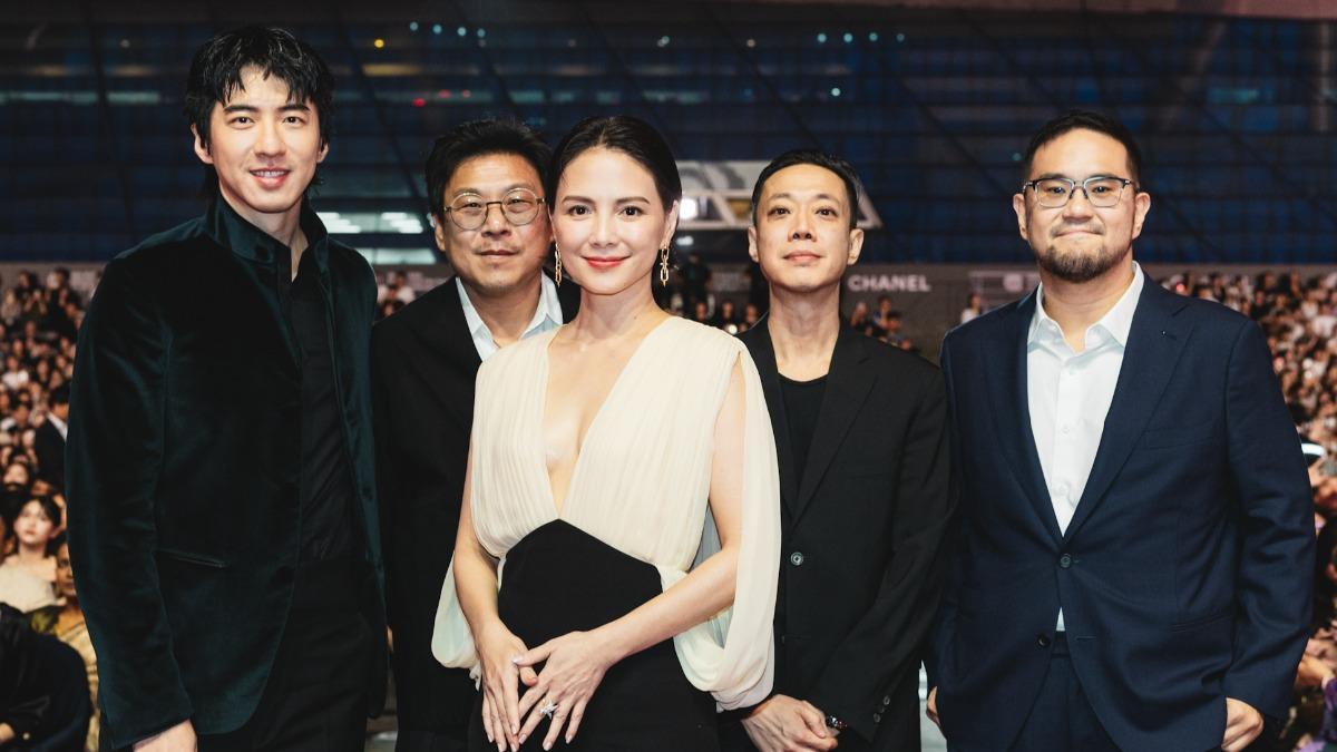 Netflix《回魂計》黃金主創團隊攜手李心潔(中)、傅孟柏(左一)出席30屆釜山影展。(圖/Netflix提供)