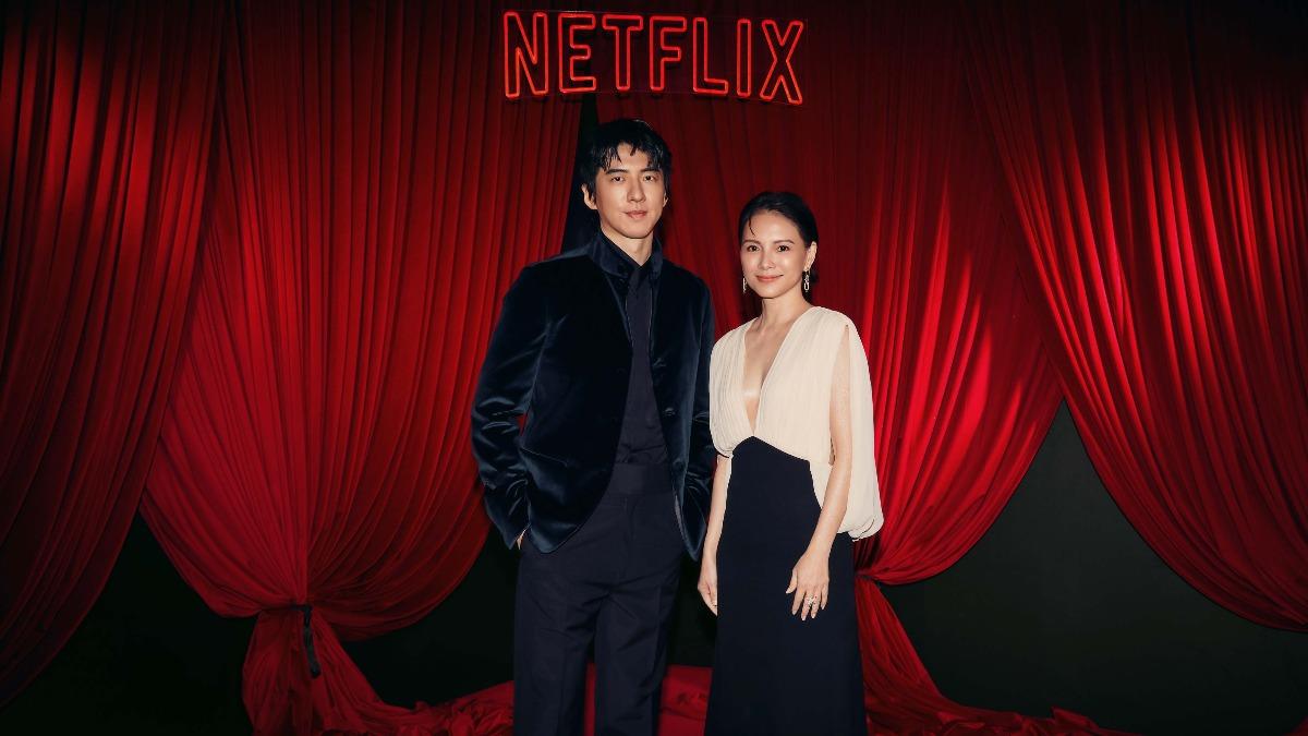 李心潔(右)、傅孟柏盛裝出席釜山影展。(圖/Netflix提供)
