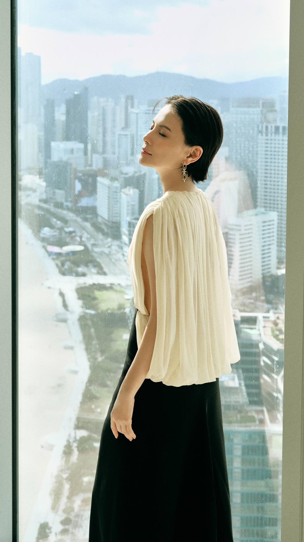 李心潔大露深V美翻。(圖/Netflix提供)