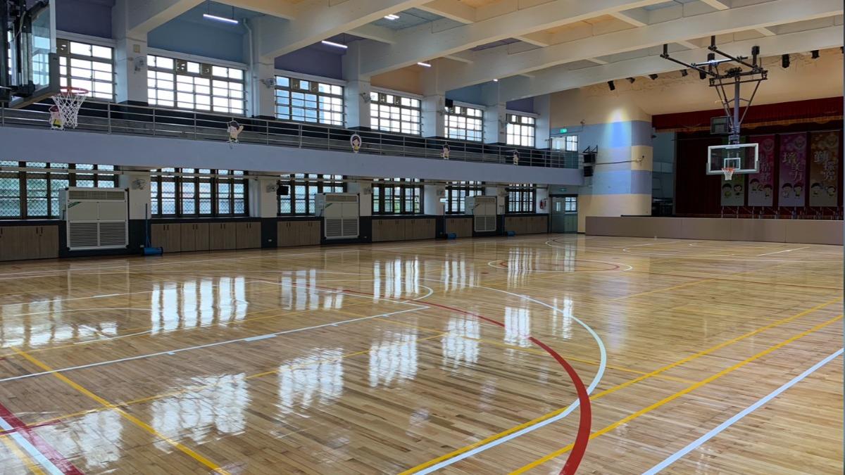 北市成德國小球場才剛翻新過,校方也都有定期維護,因此深受球友喜歡。(圖/校方提供)