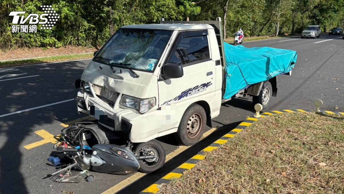 貨車追撞機車並拖行40公尺。(圖/TVBS)