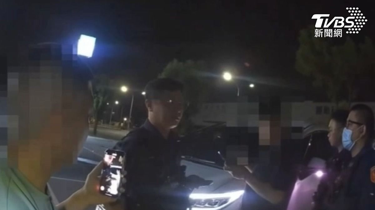 高雄一名24歲的柯姓男子，遇到警方盤查，事後他上網指控警方盤查過程刁難。（圖／TVBS）