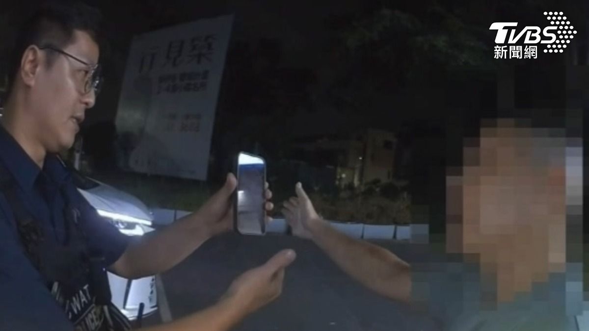 警方要求進一步盤查時，柯男立即打電話尋求支援，場面演變成法條攻防。（圖／TVBS）