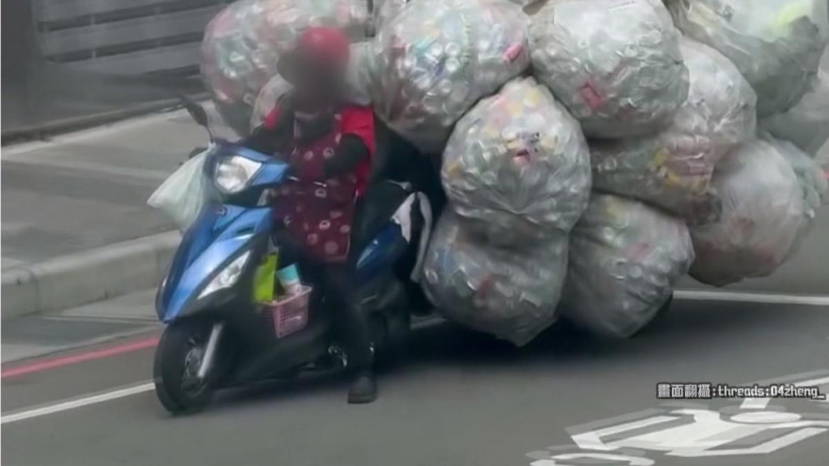 機車後方附掛一輛拖車,上面堆滿了袋裝的瓶瓶罐罐等回收物。(圖/threads 04zheng_)