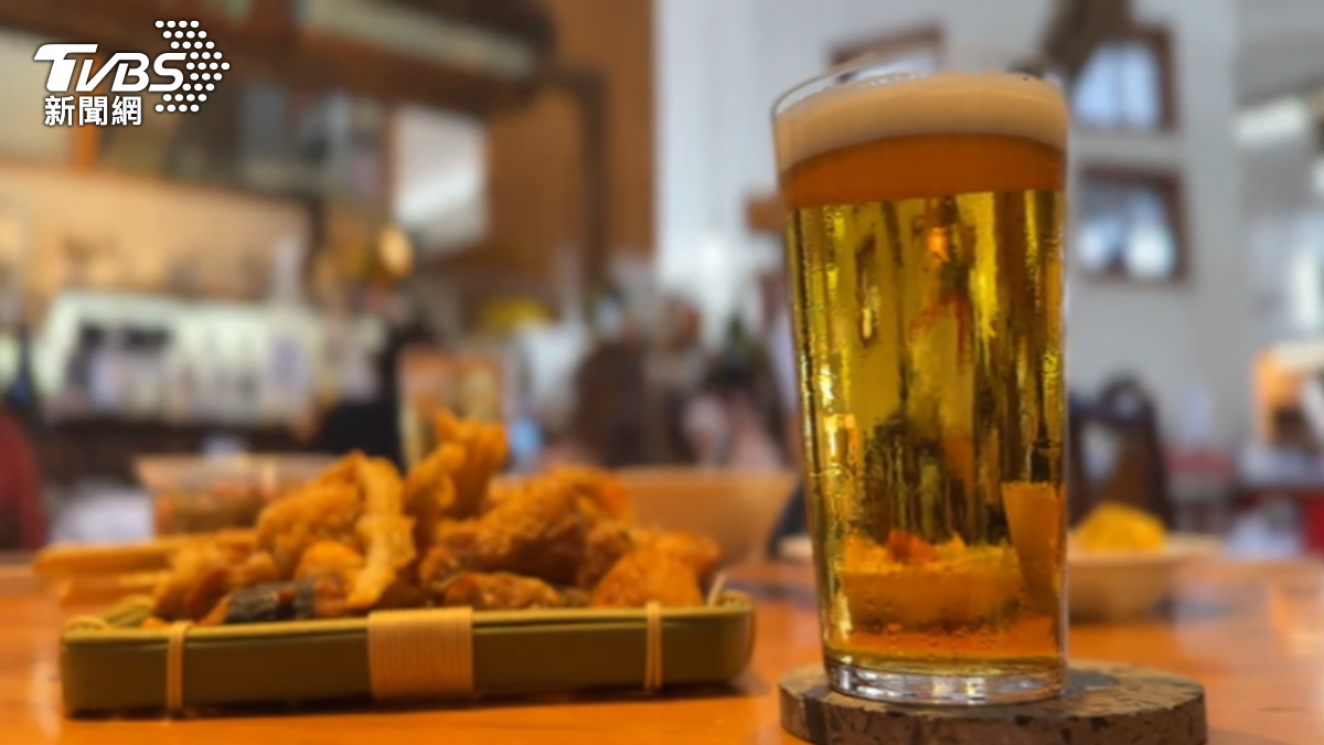 萬華新富町文化市場可點酒配外食內用。(圖/TVBS)