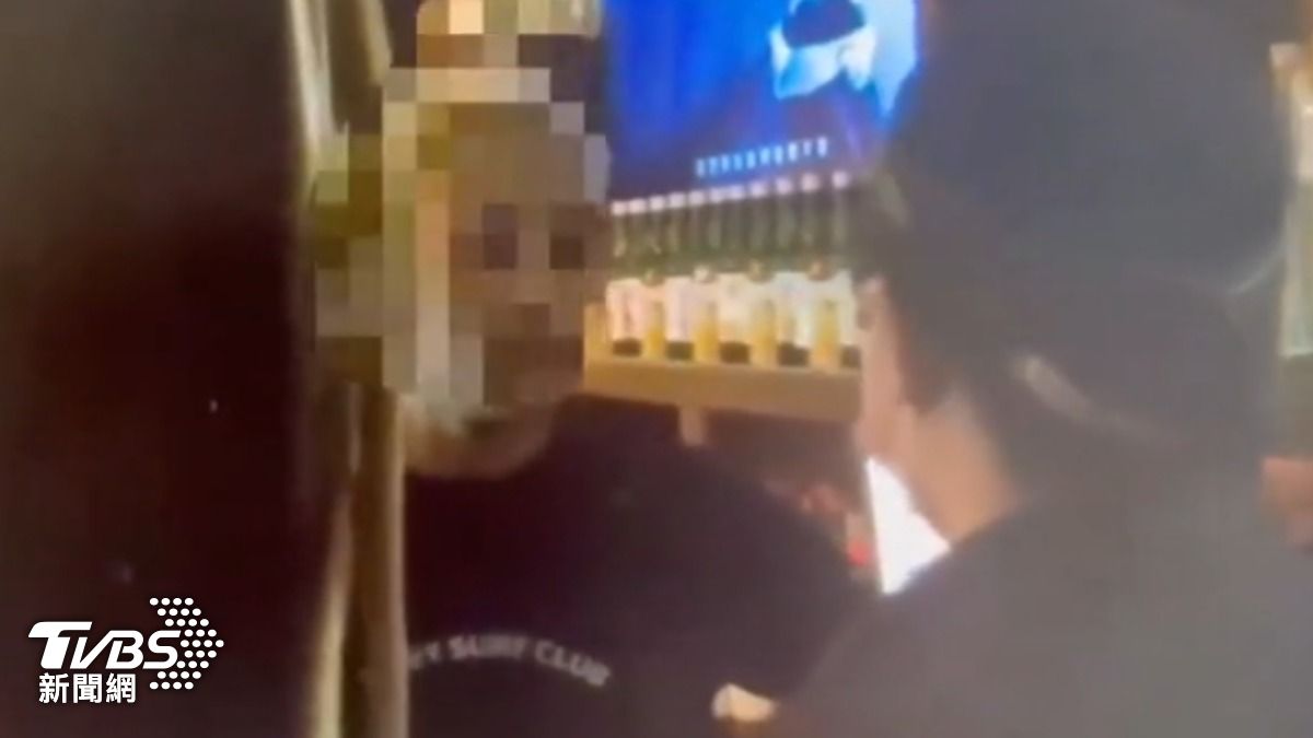 警方到林森北路酒吧臨檢,查到一名歌手通緝犯。(圖/TVBS)