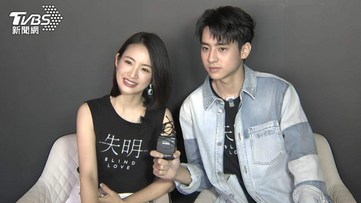 林依晨(左)偕劉敬接受專訪。(圖/周育鋒攝)