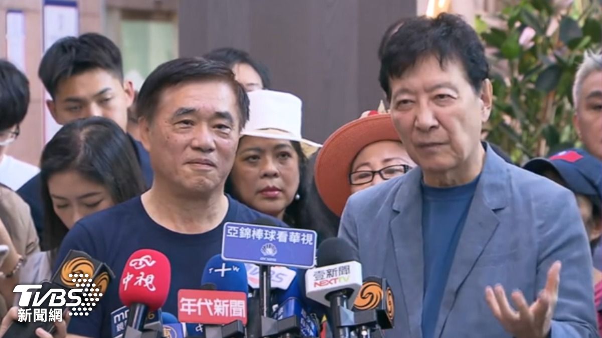 參選國民黨主席,前台北市長郝龍斌,在趙少康陪同下領表。(圖/TVBS)
