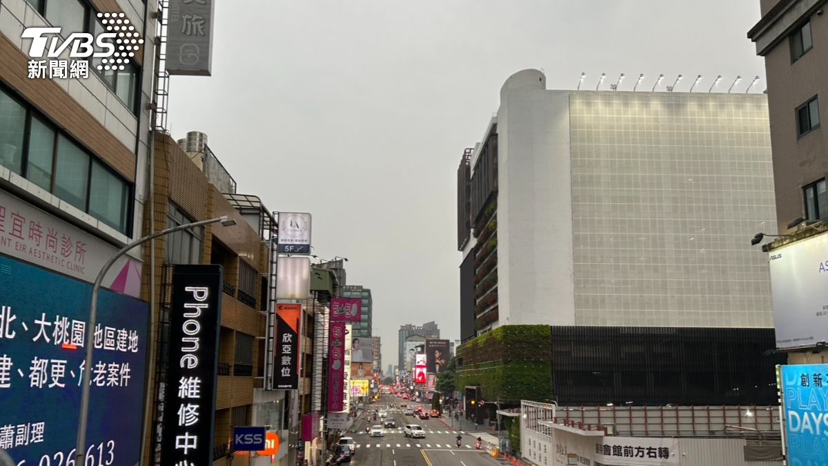 今日因為雨勢影響,天空一片霧茫茫。(圖/林冠丞攝)