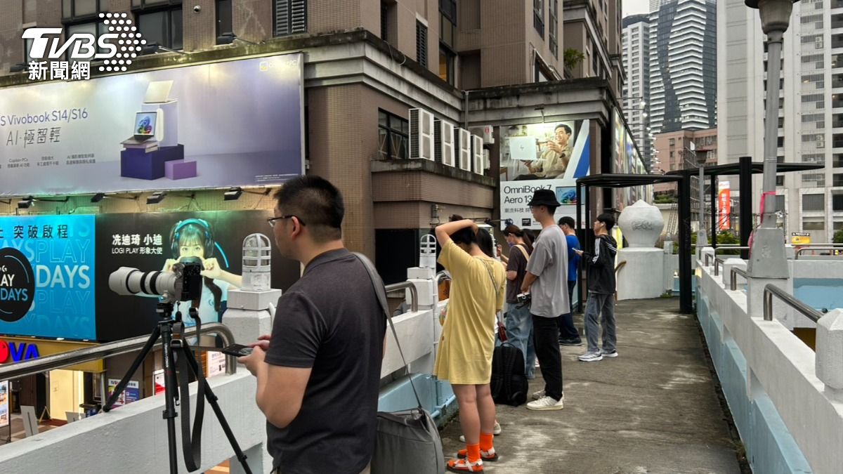 不少民眾帶著失望的心情迎將夜晚到來。(圖/林冠丞攝)