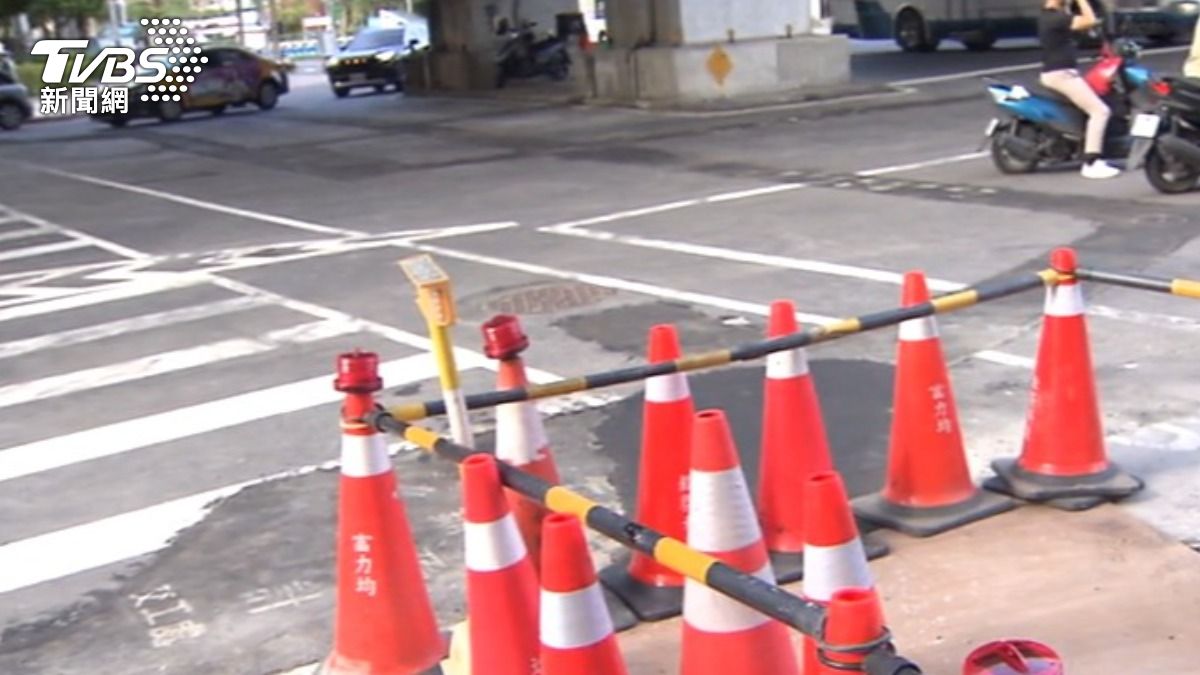 福和橋塞車原因曝光,是往台北下橋處進行施工,導致車道縮減。(圖/TVBS)