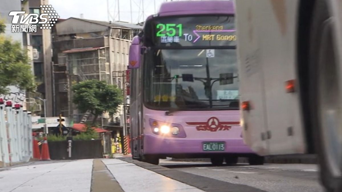 網友批評,羅斯福路公車塞爆,原因曝光,是廠商偷施工導致塞車。(圖/TVBS)