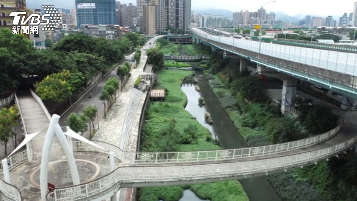 湳仔溝被稱為板橋的母親之河，是當地居民喜愛的休憩空間。（圖／TVBS）