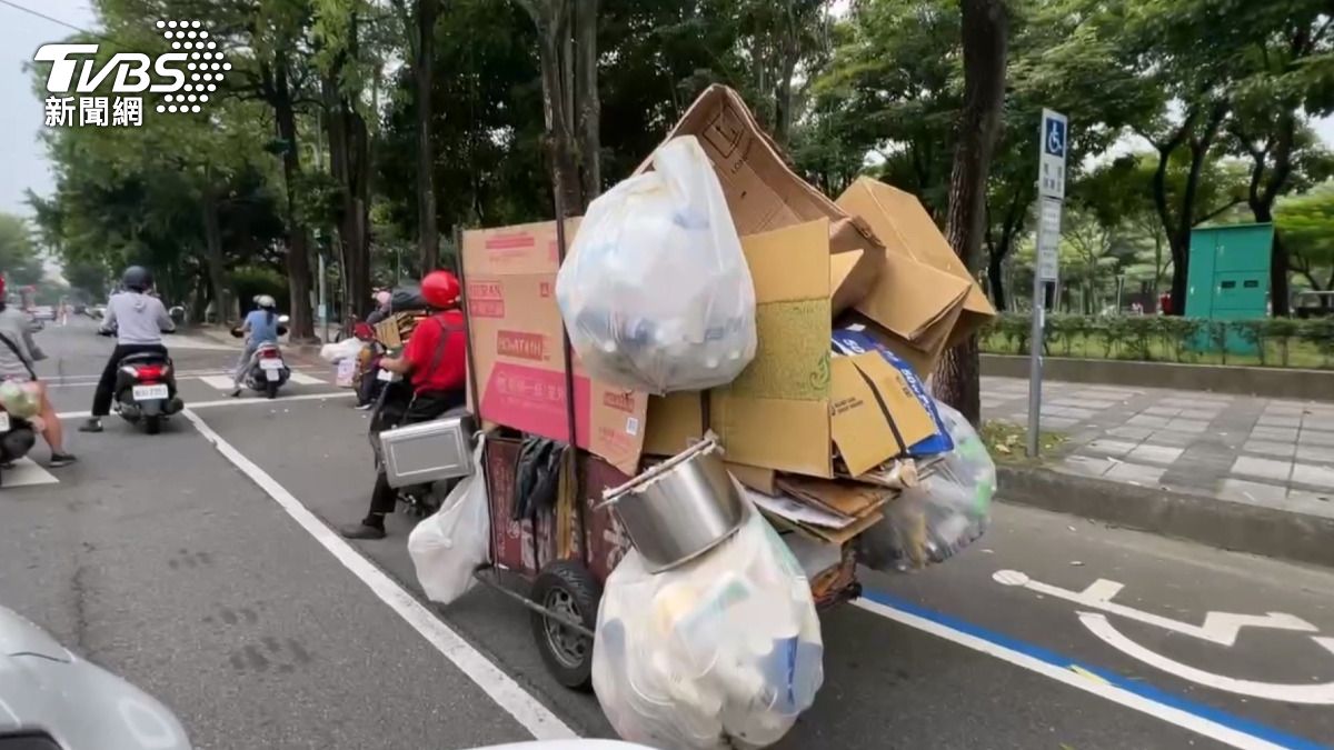 猶如一座回收城堡在路上移動,恐有發生意外的風險。(圖/TVBS)
