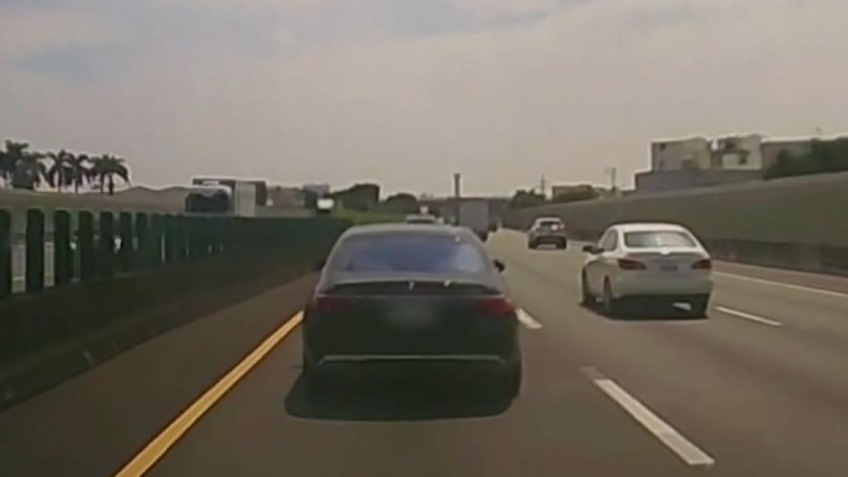千萬賓士擋救護車!無視鳴笛拒讓行近2分半鐘。(圖/threads@dr.chinoputo提供)