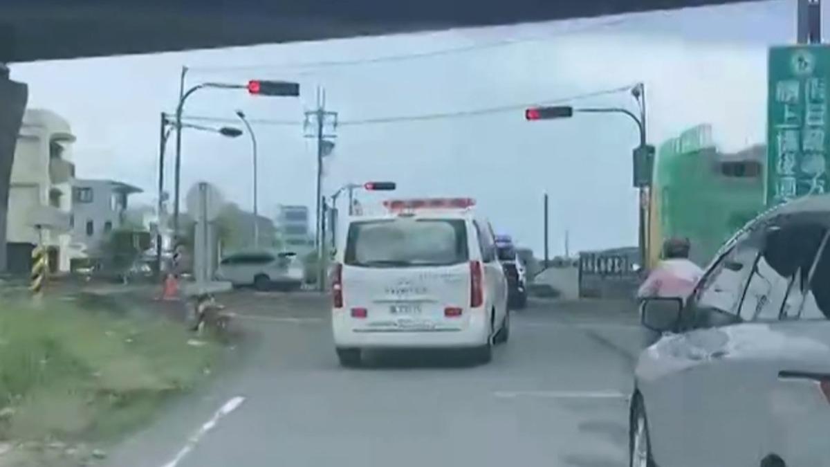 早產兒需要轉院上國道!紅斑馬協助救護車開道。(圖/民眾提供)