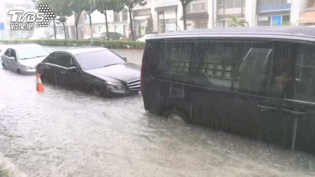 嘉義市區18號大雨,一度造成多處積水,最高達一個輪胎深。(圖/TVBS)