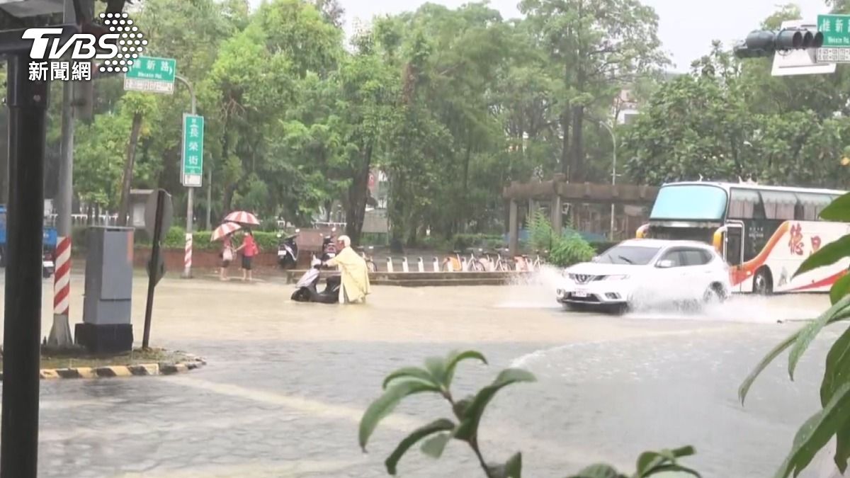 嘉義市區最高時雨量達92毫米,不少車子泡水騎士慘摔,民眾相當狼狽。(圖/TVBS)