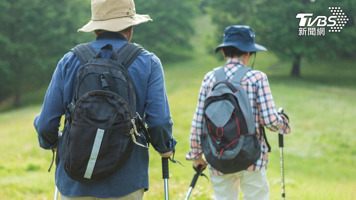 新竹男凌晨3點爬山「驚見一堆老人」!網揭2原因:很正常
