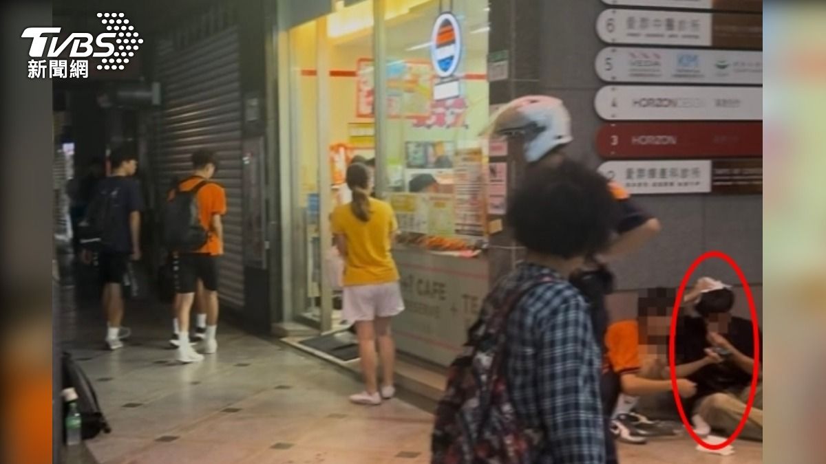 大安捷運站外,陌生男持雙節棍攻擊,台大碩士生頭部重創,血流不止。(圖/TVBS)