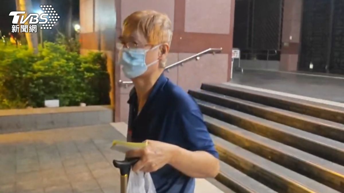 醫美醫師丁斌煌面對提問不發一語。（圖／TVBS）