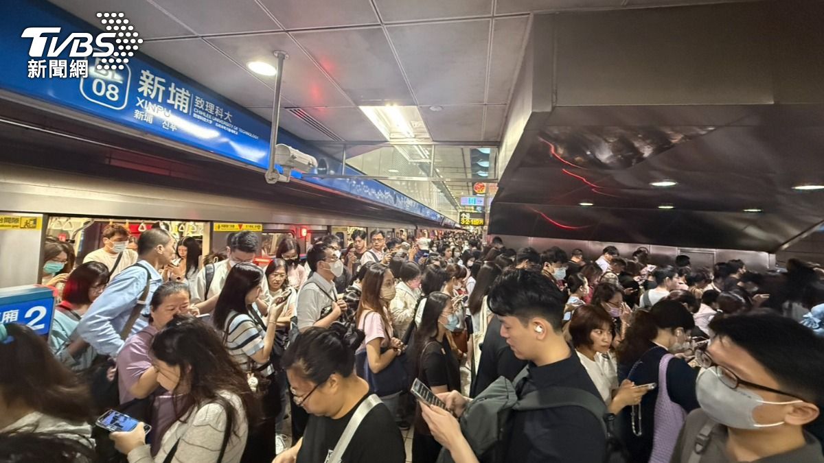 快訊／上班注意！捷運板南線列車異常　人潮擠爆月台